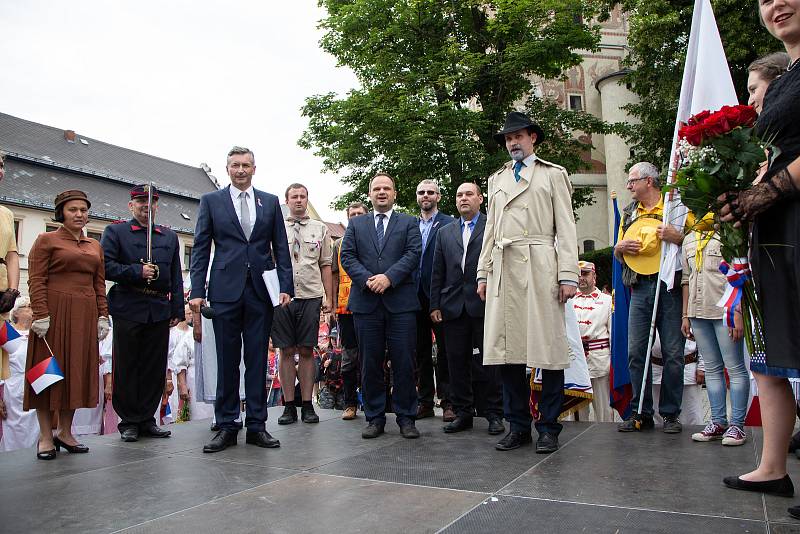 Téměř na den přesně se do Nového Města na Moravě vrátil po devadesáti letech první československý prezident Tomáš Garrigue Masaryk. Novoměští ho v sobotu při městských slavnostech Nova Civitas přivítali stejně jako 17. června 1928 – chlebem a solí. FOTO: 