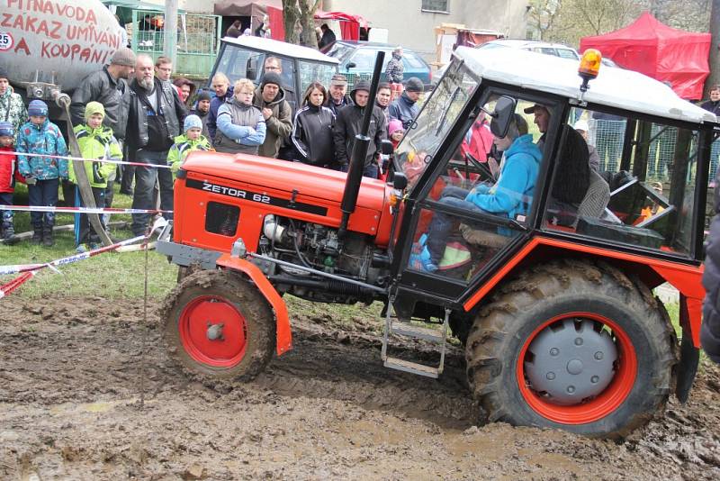 Spanilá jízda obcí, jízda zručnosti, přetahování traktorů, couvání s dvoukolákem nebo hod pneumatikou na cíl - to je jen malá ochutnávka z bohaté nabídky traktoriády, která se už popáté uskutečnila v Bohuňově. 