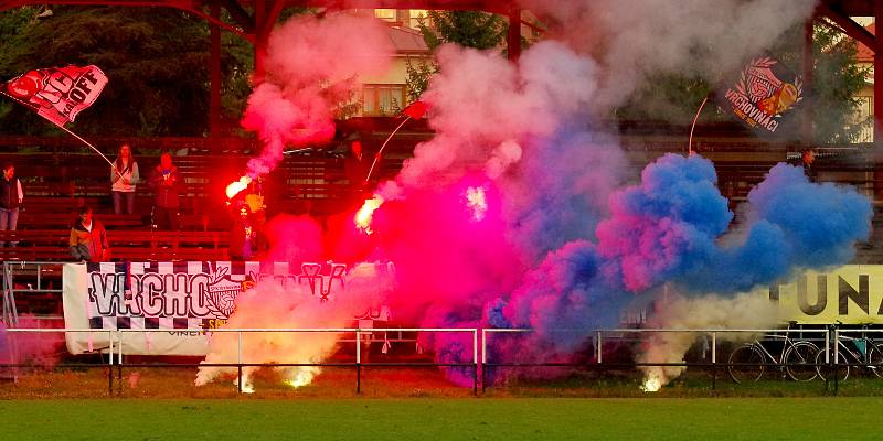 V nedělním derby zdolala rezerva FC Žďas (v černých dresech) juniorku Vrchoviny (v bílých dresech) 2:1.