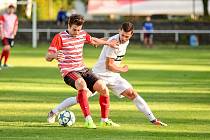 Hráči Humpolce (v pruhovaném) v neděli překvapivě zdolali Žďár (v bílém) na jeho stadionu vysoko 4:1.