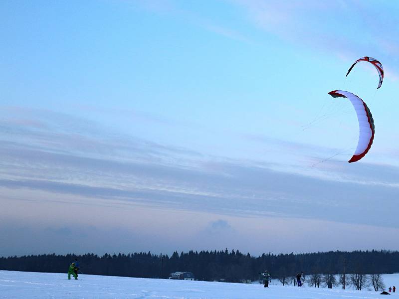 Sníh, vítr a volný prostor bez překážek jsou pro snowkiting ideální.