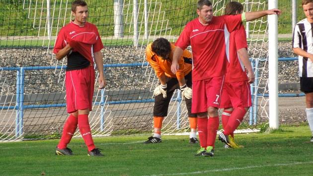 Brankář Křoví Zdeněk Sára poslal svůj tým ve Štěpánově z penalty senzačně do vedení, ale nakonec třikrát inkasoval. Počáteční radost vystřídal zmar. 