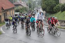 Početný peloton Na kole dětem Žďárskými vrchy vedli Aleš Wasserbauer a Jozef Zimovčák. Bezpečnost zajistili policisté, jejich dvě auta jezdce provázela po celé trase. 