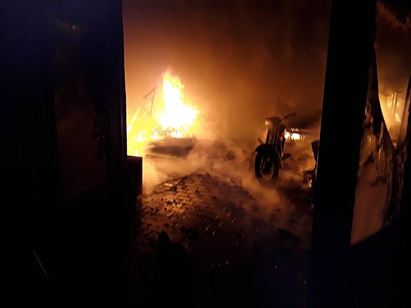 K ohni vyjelo sedm hasičských jednotek do Hrbova u Velkého Meziříčí v pátek po půl desáté v noci. Tamní dílna byla v plamenech a hasiči vyhlásili druhý stupeň požárního poplachu.