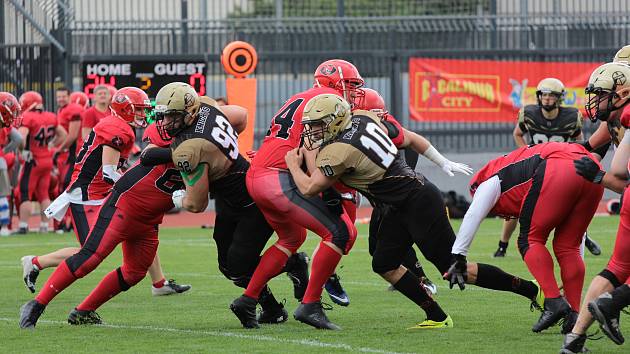 Američtí fotbalisté Znojmo Knights (v černozlatých dresech) v sobotu na svém kolbišti převálcovali Vienna Warlords 31:0.