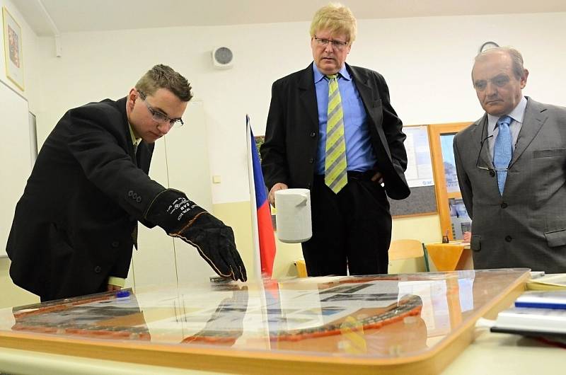 Ve Vyšší odborné a Střední průmyslové škole Žďár nad Sázavou studenti obhajují dlouhodobé maturitní práce, jež jsou zjednodušenou obdobou bakalářských projektů na vysokých školách.