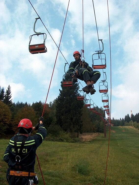 V Novém Městě na Moravě si záchranáři na vlastní kůži vyzkoušeli, jak by to vypadalo, kdyby bylo nutné evakuovat lyžaře z lanovky na Harusově kopci.