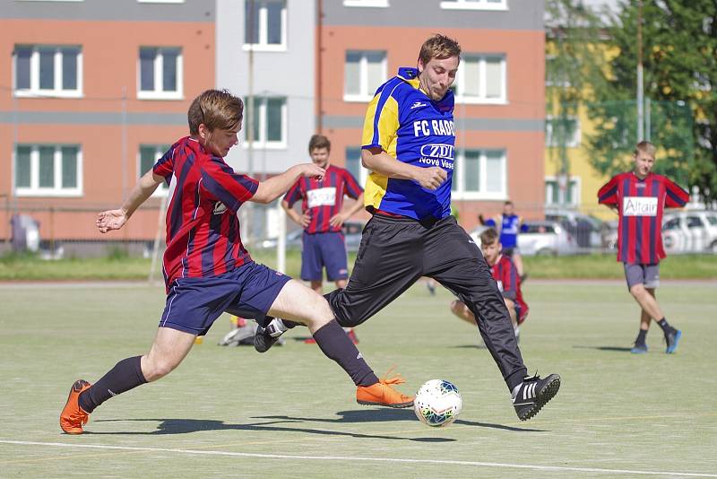 Šlágrem sedmého kola druhé ligy byl zápas Orla (v modrém) s Žabanty.Ti v přímém souboji uhájili vedoucí příčku, když ale svého soupeře zdolali jen těsně 4:3.