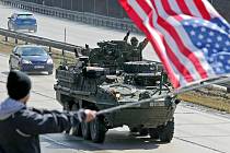 Vojáky amerického konvoje jedoucího z Vyškova do Prahy přišly při technické zastávce na 137. kilometru dálnice D1 u Stránecké Zhoře pozdravit téměř dvě stovky obdivovatelů a příznivců.