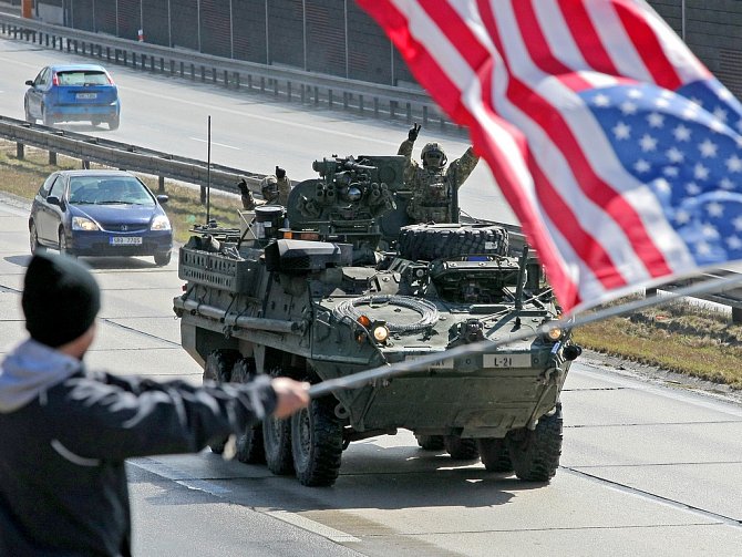 Vojáky amerického konvoje jedoucího z Vyškova do Prahy přišly při technické zastávce na 137. kilometru dálnice D1 u Stránecké Zhoře pozdravit téměř dvě stovky obdivovatelů a příznivců.