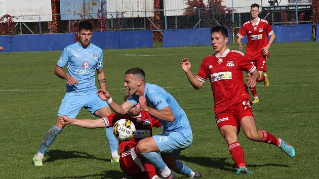 V dalším kole MSFL nebyli fotbalisté Velkého Meziříčí (v červeném) daleko od bodového zisku. Hlučínu ovšem na domácí půdě v nedělním dopoledni podlehli 1:3.