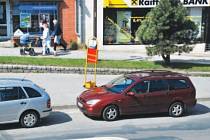 Městští strážníci v centru Žďáru u silnice číslo 37 zpřísnili kontroly, takže se v posledních dnech řada řidičů nerespektujících zákaz stání dočkala pokuty.