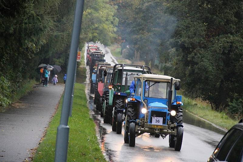 Zemědělské stroje absolvovaly šestikilometrovou trasu z Maršovic do Vysočina Areny.