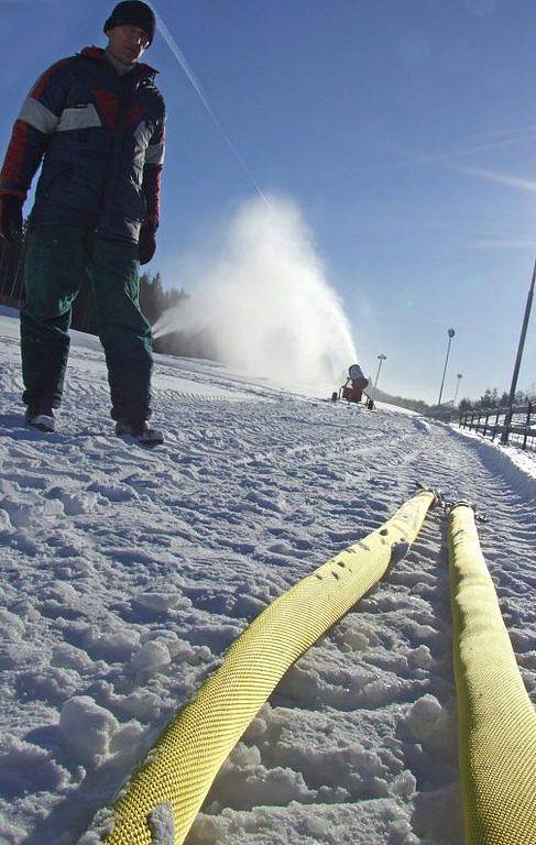 Zasněžování na stadionu u hotelu Ski.