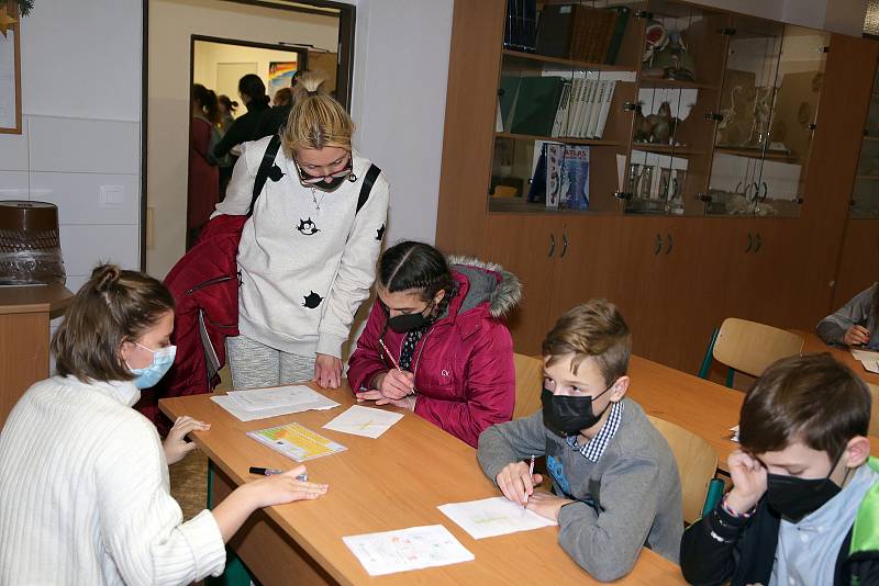 Učitelé i žáci žďárského gymnázia měli pro příchozí připravený bohatý program.