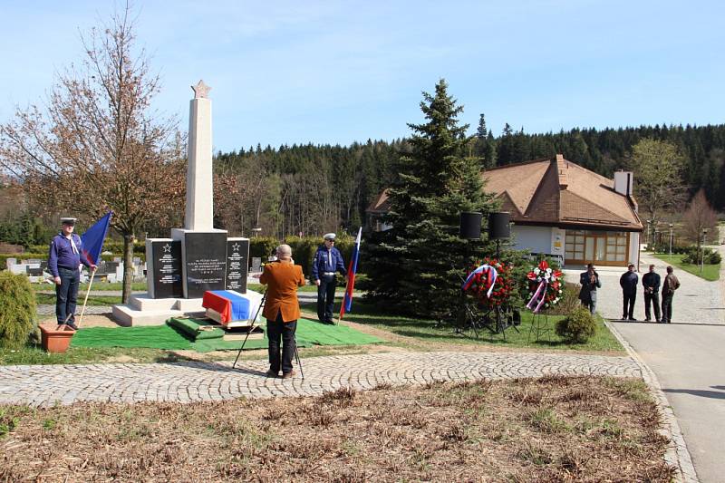 Ostatky sedmi vojáků Rudé armády, kteří zahynuli při osvobozování Žďárska na jaře 1945, byly v sobotu 25. dubna 2015 ve Žďáru nad Sázavou pietně uloženy do hrobu na novém hřbitově.