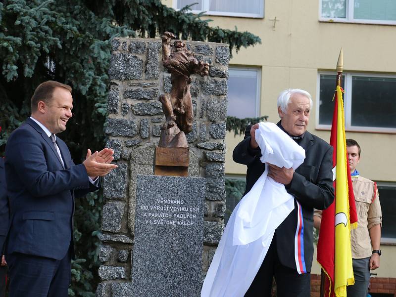 Slavnostního odhalení plastiky Lva od Vincence Makovského coby připomínky stého výročí vzniku Československé republiky se zúčastnily více než dvě stovky lidí.