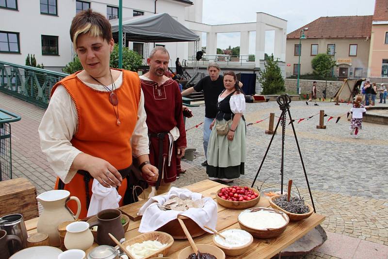 Dobová kuchyně nabízela pořádný vývar i placky - s oukropem, tvarohem a medem nebo česnekem, s povidly i s králičím sádlem.