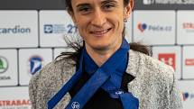 Martina Sáblíková po sezoně 2020/2021 se svými úlovky. Stříbrnou medailí z MS a bronzovou z ME ve víceboji.