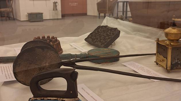 Soubojové pistole i zubří hlava: meziříčské muzeum láká k výstavě plné perliček