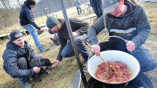 Malé gastronomické hody zpestřily sobotní program na sjezdovce v Novém Jimramově. Lidé mohli ochutnávat z pěti různých domácích gulášů, kteří místní kuchtíci připravovali z vlastních surovin a vařili v kotlících na otevřeném ohni přímo pod hlavním svahem.