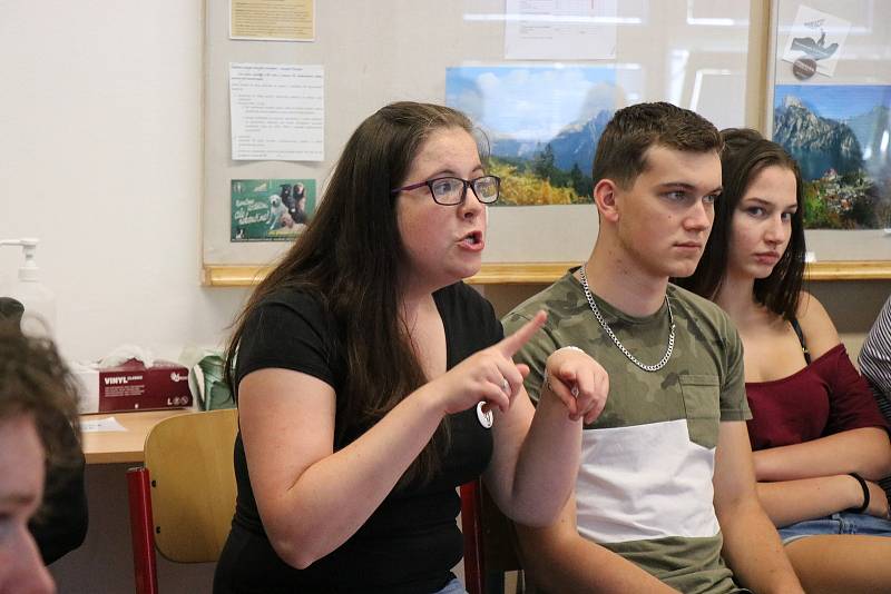 Střední škola obchodní a služeb Žďár nad Sázavou ve spolupráci se Svazem neslyšících a nedoslýchavých osob uspořádala dvě besedy, na kterých se jako hosté představili lidé s tímto handicapem.