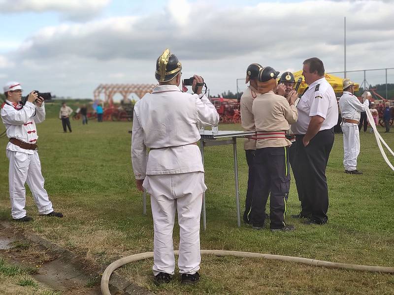 Jamská štafeta prověří hasiče v mnoha dovednostech. Letos to třeba bylo i co nejrychlejší přerovnání basy piv a vypití půllitru vody.