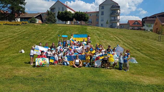 Poděkování. Při Dni Žďáru se v červnu uskutečnilo setkání uprchlíků z Ukrajiny na Farských humnech. Obyvatelům města poděkovali za vlídné přijetí.