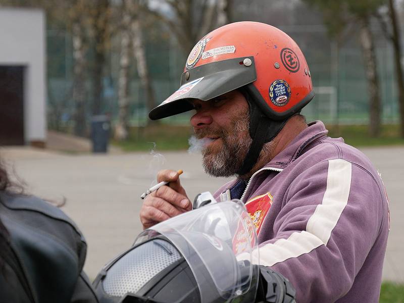 Otevírání silnic, jež se opět konalo v režii motoklubu Indian Givers, přilákalo v sobotu odpoledne i přes chladné počasí stovky účastníků.