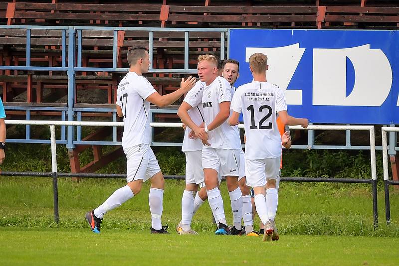 V pořádnou přestřelku se zvrhlo sobotní krajské divizní derby mezi fotbalisty Žďáru (v bílém) a Havlíčkova Brodu (v černém). Z výhry 5:2 se nakonec radovali domácí hráči FC Žďas.