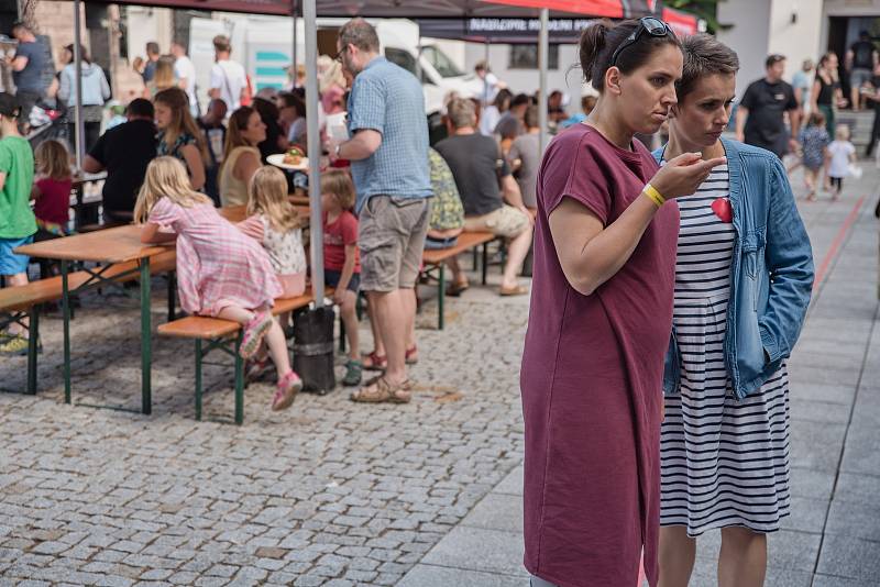 Na tři sta lidí si přišlo pochutnat na výborném jídle a hlavně podpořit stavbu Domova Pomněnka, který bude sloužit lidem s Alzheimerovou nemocí a jinými typy demence.