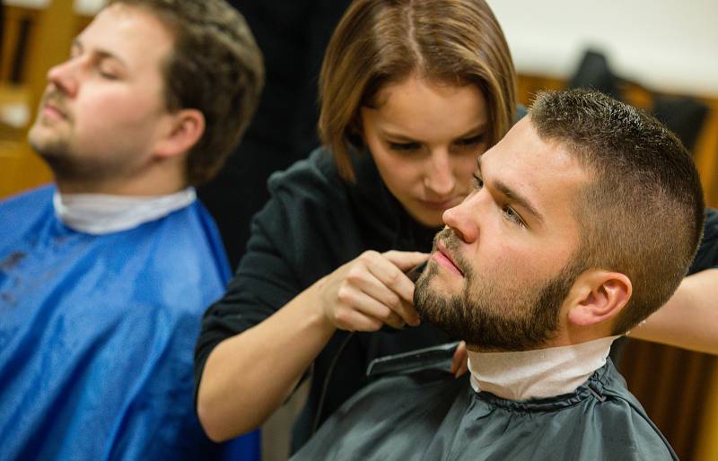 Charitativní skupinové holení Movember.