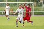 Rozdílnou sezonu letos prožívají fotbalisté FC Žďas (v bílém) a Bystřice (v červeném). Prvně jmenovaní atakují špici tabulky, Bystřice hraje o záchranu.