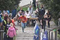 Hasiči a sportovci vyběhli schody na Zelenou horu.