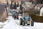 Sněhu a mrazu navzdory. Desítky nadšenců vyjely s traktory na spanilou jízdu Světnovem.