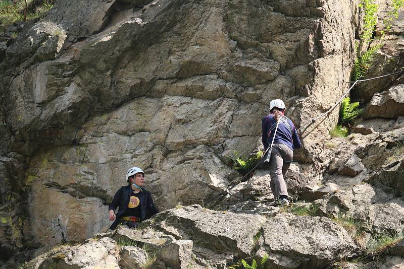 Někteří zkoušeli jištěné cesty, jiní dali přednost skalnímu lezení. Ferraty ve Víru lákaly k návštěvě.