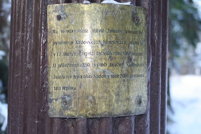 Železný sloupek z kadovských hutí, který prý na místo přinesl Honza z Bříšče, stojí dodnes u silnice mezi Kadovem a Heálcem pod Devíti skalami.