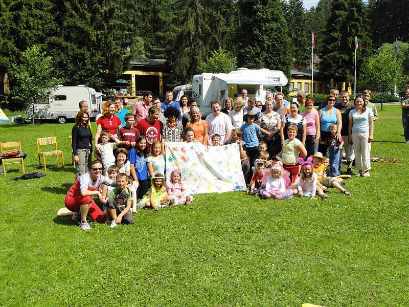 Pod vedením Marcely Tučkové, která vyučuje angličtinu podle metody Helen Doronové, se na začátku srpna konal u Víru dětský vzdělávací tábor. Zúčastnily se ho děti od zhruba dvou do čtrnácti let z Bystřice nad Pernštejnem a okolí, Náchoda a Hradce Králové.