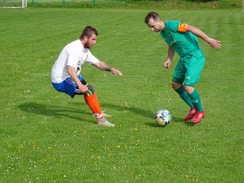 V pořádnou přestřelku se zvrhlo utkání mezi fotbalisty Vlachovic (v bílých dresech) a Strážkem (v zeleném). Oba celky se rozešly smírně po remíze 5:5.