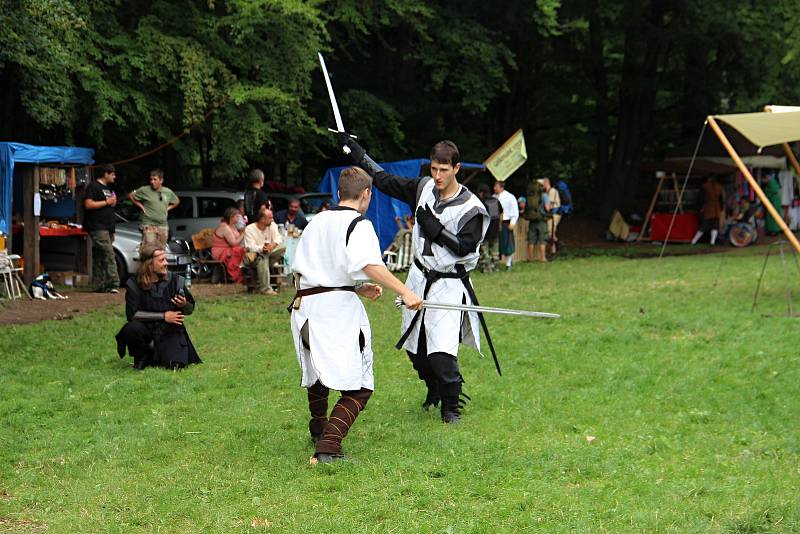 V sobotu pro veřejnost začal dvoudenní Festival historického šermu, hudby a tance pod zříceninou hradu Zubštejn v Pivonicích, místní části Bystřic nad Pernštejnem.