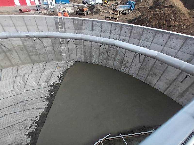 Díky modernizaci čističky bude čistší voda v řece Sázavě a možné napojení na kanalizaci pro nové obyvatele regionu.