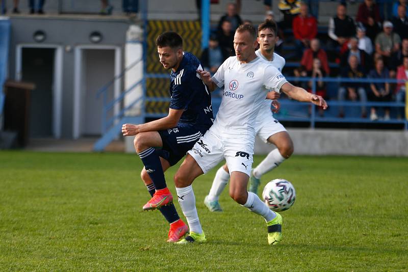 V utkání devátého kola letošního ročníku MSFL doma podlehli fotbalisté Nového Města na Moravě (v tmavém) rezervě Slovácka (v bílém) 1:2.