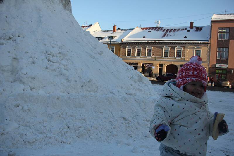 V minulých letech si dětii v centru Nového Městěana Moravě užívaly klouzání na hromadě sněhu.