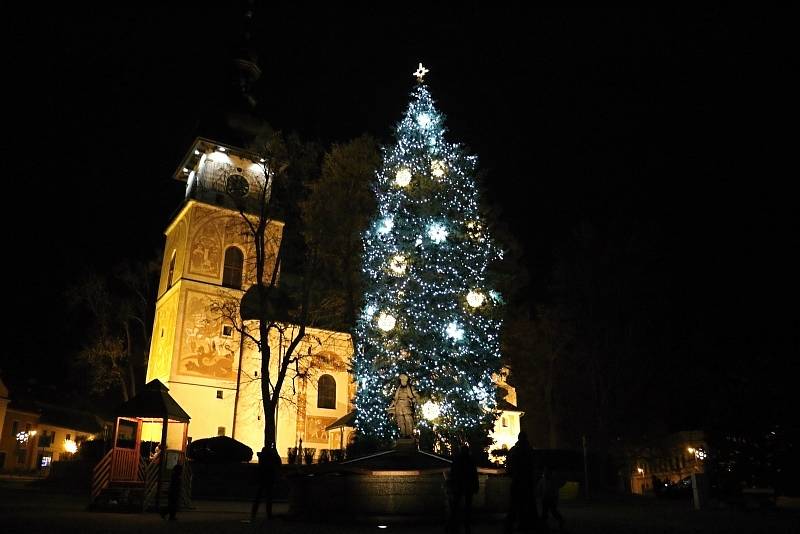 Vánoční strom se v Novém Městě na Moravě rozzářil se tam o něco dříve než jinde. Už v předvečer první adventní neděle.