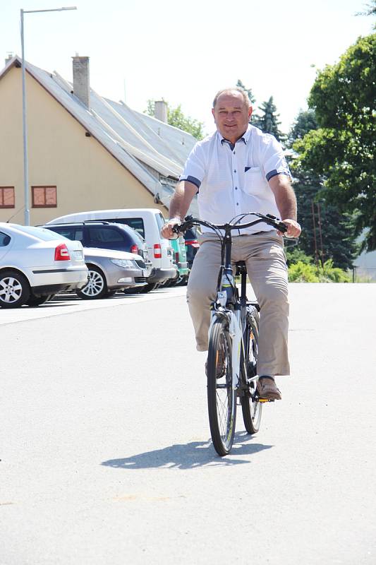 Ve stejný den a hned na třech místech najednou se otevřely nové nabíjecí stanice pro elektrokola a další dopravní prostředky poháněné elektřinou v okrese Žďár nad Sázavou. Stalo se tak v neděli v centru Eden v Bystřici pod Pernštejnem (na snímcích), ve Vy