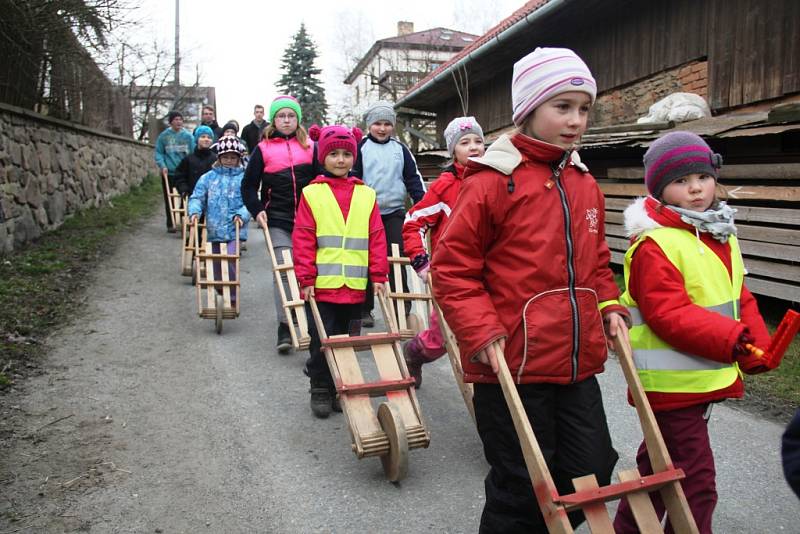 Zvony v Branišově nahradily děti s hrkacími trakaři