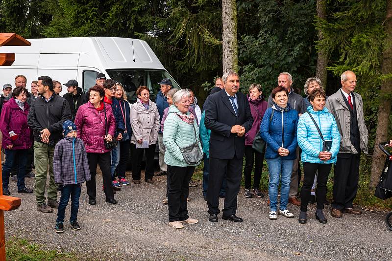 Na slavnostní otevření a žehnání nové cesty se přišly podívat stovky lidí.