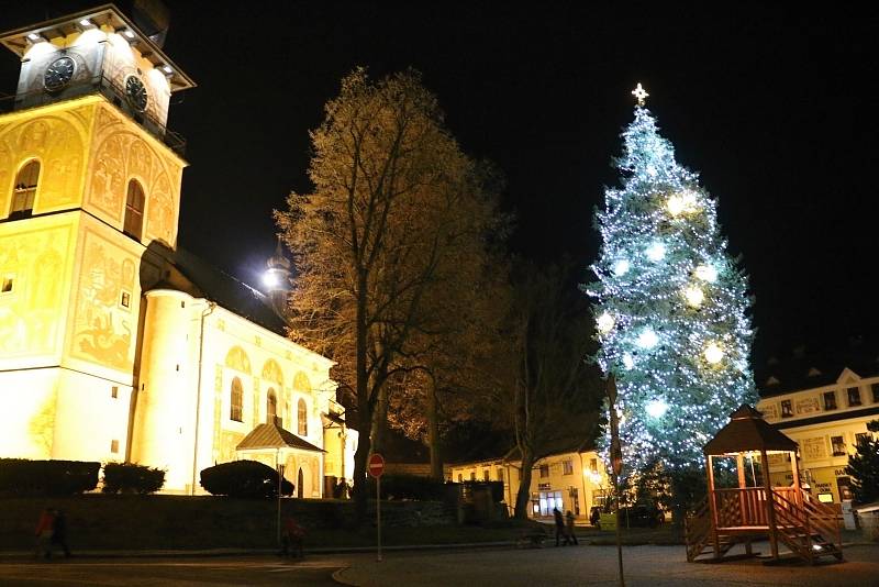 Vánoční strom se v Novém Městě na Moravě rozzářil se tam o něco dříve než jinde. Už v předvečer první adventní neděle.