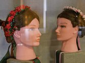 Výstava tradičních úprav a úborů hlav žen k lidovému kroji na Horácku a Podhorácku, která je k vidění v Městském muzeu ve Velké Bíteši.