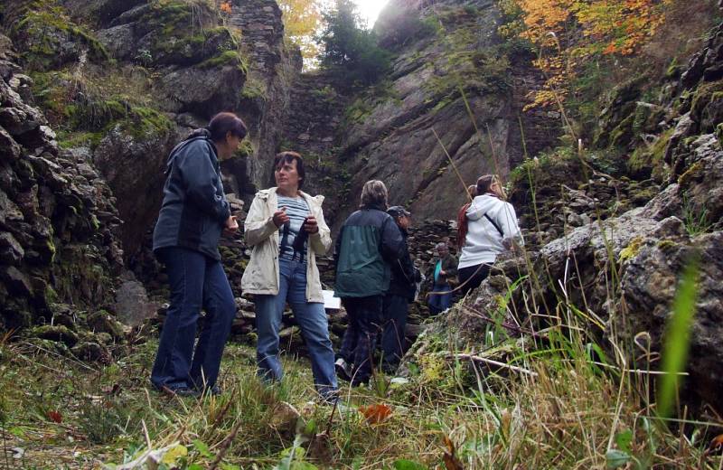 Několik desítek turistů se zájmem o historii se sešlo u zříceniny hradu Skály u Nového Jimramova. Achreolog Belcredi tu už skoro dvacet let odhaluje unikátní minulost. 